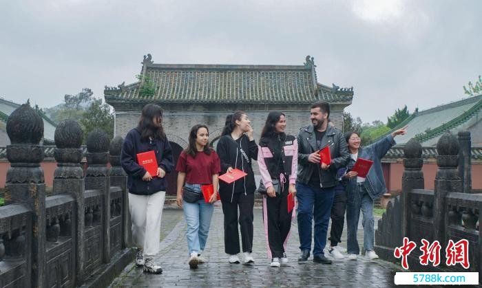 异邦留学生游览靖江王陵国度考古行状公园感受历史文假名城之好意思